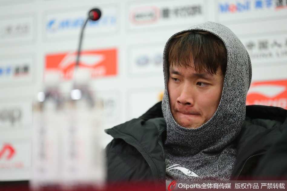 上海滩一战丁彦雨航表情包大火 寂寞大神与小丁上演MVP传承 面对记者提问,小丁突然咧嘴一笑,露出带着无奈又有点可爱的表情,仿佛在说‘这比赛打得我真是一言难尽啊’