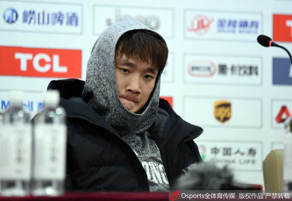 上海滩一战丁彦雨航表情包大火 寂寞大神与小丁上演MVP传承 赛后发布会上,丁彦雨航瞪大双眼,露出难以置信的夸张表情,仿佛在回味赛场上某个不可思议的瞬间