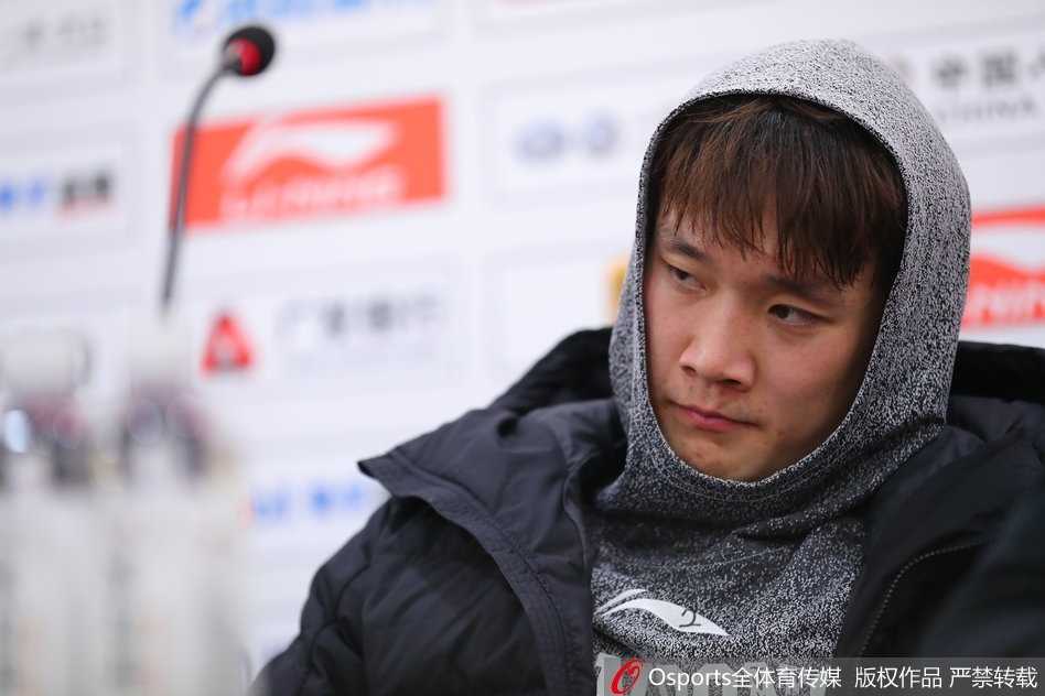 上海滩一战丁彦雨航表情包大火 寂寞大神与小丁上演MVP传承 小丁在发布会现场突然做出一个搞怪的撇嘴表情,眼睛眯成一条缝,瞬间打破了发布会的严肃气氛