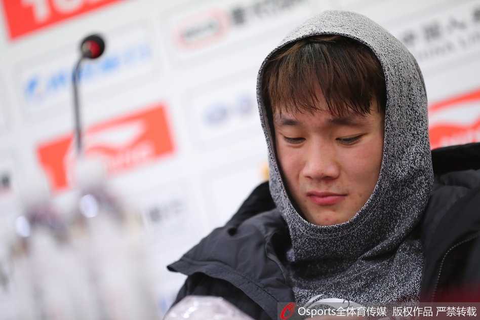 上海滩一战丁彦雨航表情包大火 寂寞大神与小丁上演MVP传承 丁彦雨航用手托着下巴,做出倾听状,眼神专注而认真,但微微上扬的嘴角还是暴露了他内心的一丝小情绪