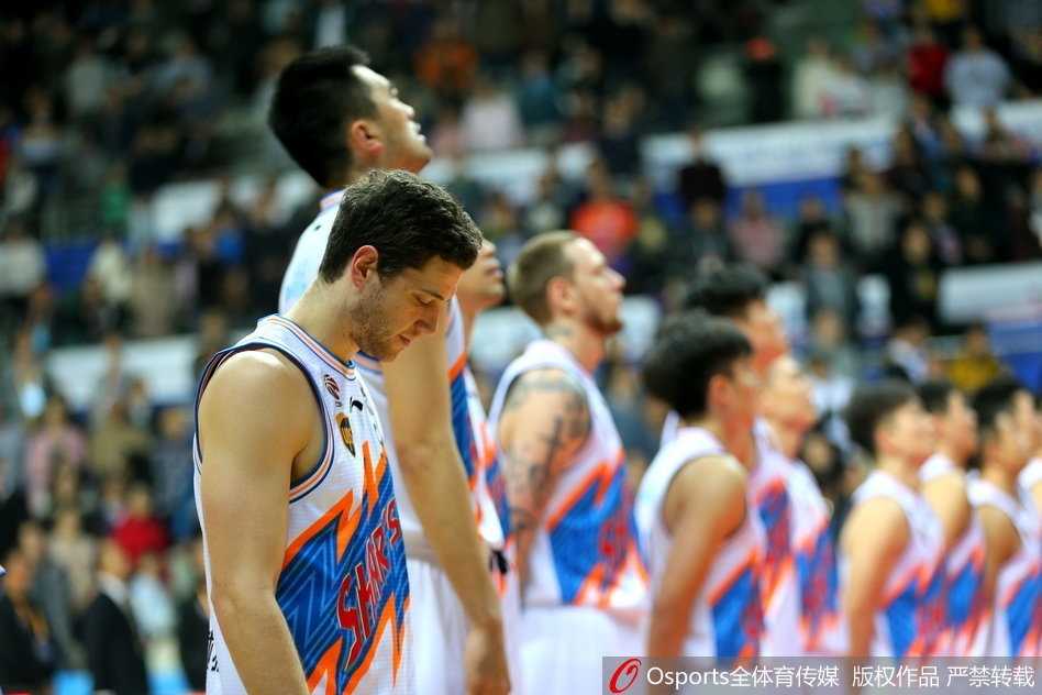 上海滩三分雨倾盆而下,八一众将饮恨源深体育馆 上海队本土球员卢伟在三分线外果断出手,皮球刚刚离开指尖,他的眼神便紧紧追随那道通往篮筐的完美抛物线。