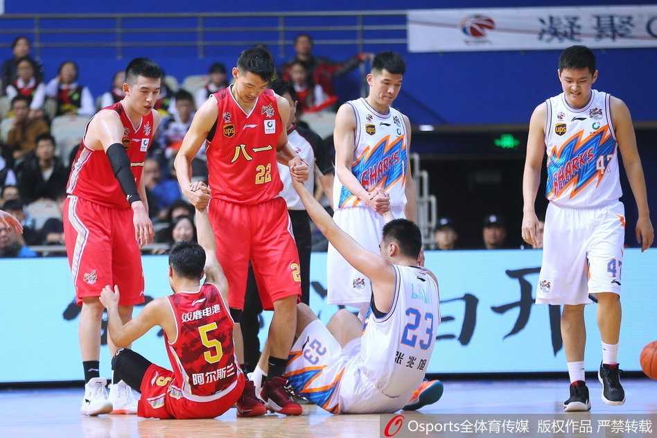 上海滩三分雨倾盆而下,八一众将饮恨源深体育馆 身着白色球衣的上海队吉祥物“篮板王”在漫天彩带中挥舞着大旗,身后是山呼海啸的球迷看台,整个源深体育馆汇成了一片欢腾的蓝色海洋。