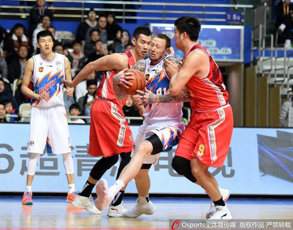 上海滩三分雨倾盆而下,八一众将饮恨源深体育馆 比赛结束后,上海队的球员们围聚在中圈,相互击掌庆祝这场关键胜利,每个人的脸上都洋溢着难以掩饰的喜悦与激动。