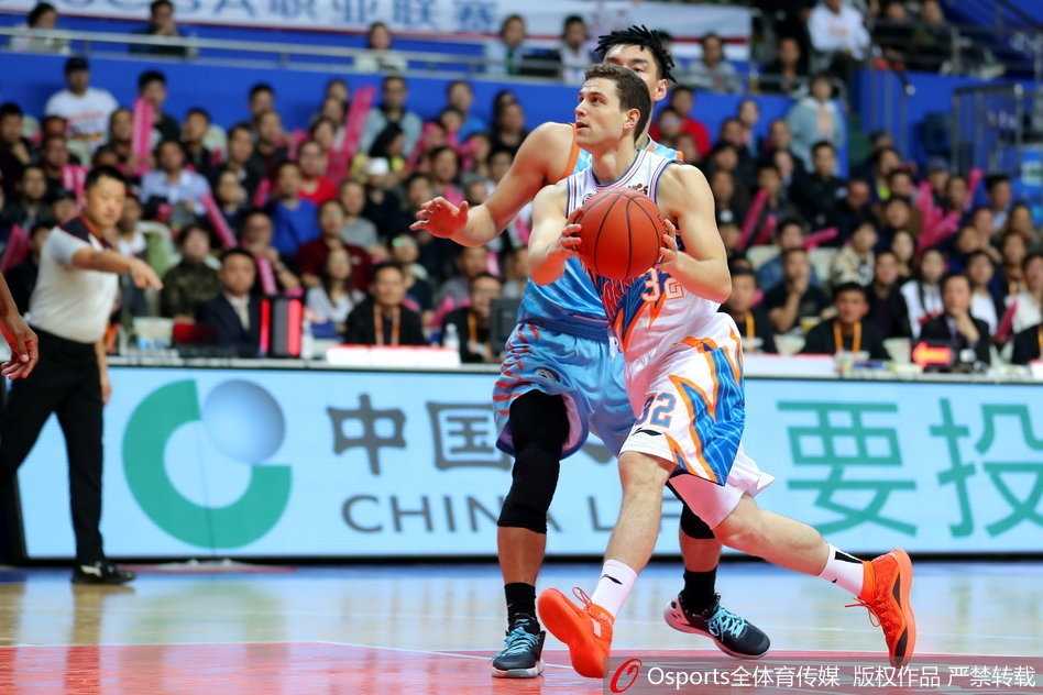 上海队明纳拉斯迎着新疆队长可兰白克的贴身防守，依然自信地出手三分，篮球空心入网的瞬间