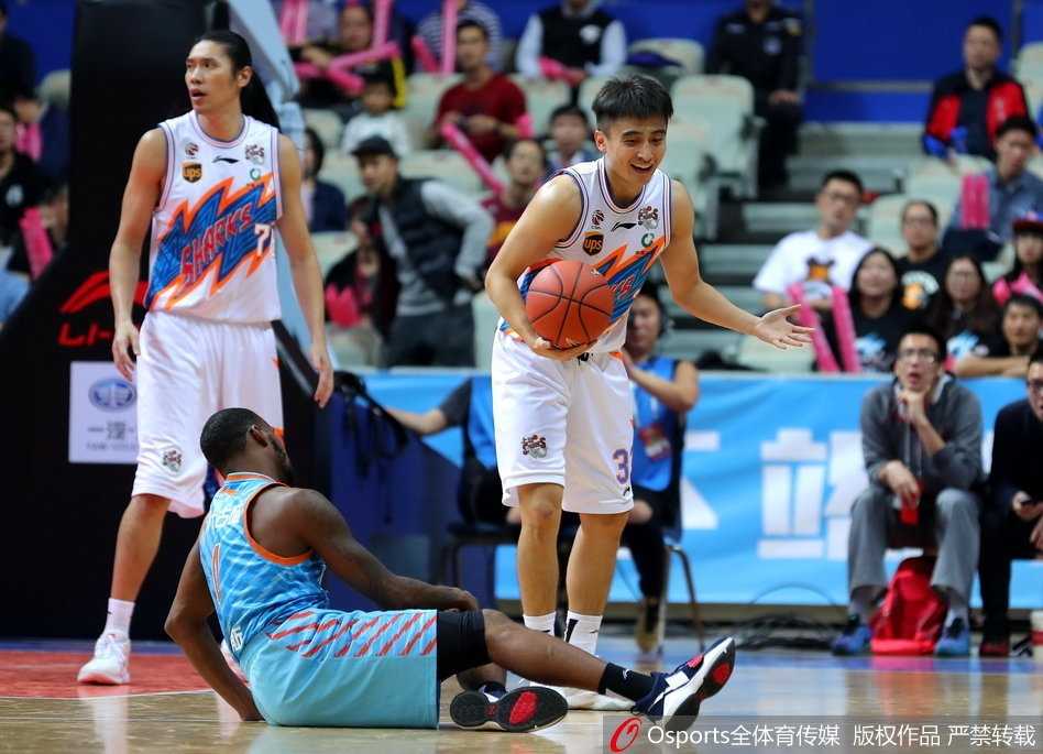 计时器故障暂停期间，上海队主教练神情严峻地给围成一圈的队员们布置最后的战术