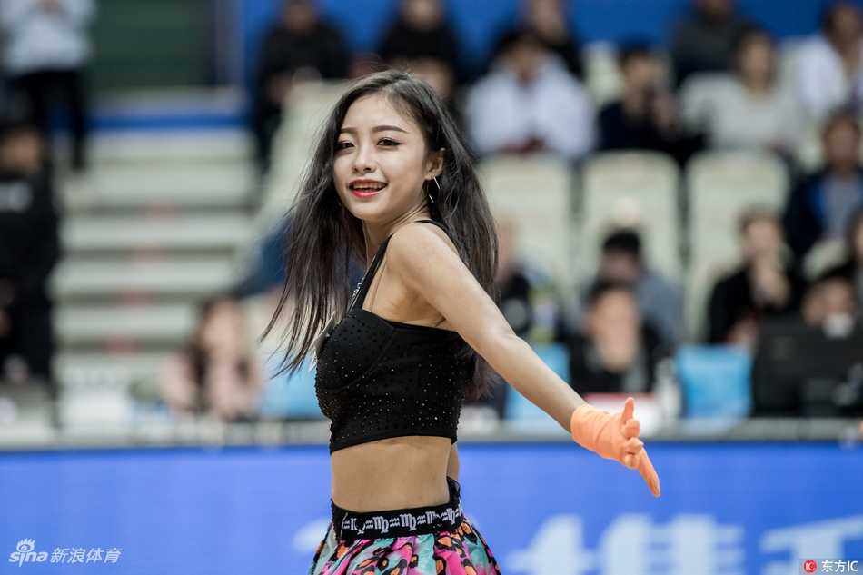 上海滩的甜美火力:大鲨鱼啦啦队主场热舞燃爆源深 镜头拉近,一位长相甜美的拉拉队员在热舞中回眸,额前的刘海随着动作微微飘起,眼神灵动带笑,娇俏可人的模样仿佛带着电流,让看台上的球迷纷纷举起手机,记录下这心动一刻。