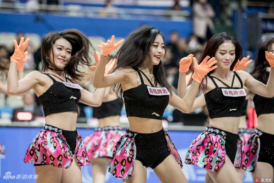 上海滩的甜美火力:大鲨鱼啦啦队主场热舞燃爆源深 暂停时段,宝贝们近距离为观众表演。画面中这位姑娘有着精致的妆容和甜美的酒窝,她弯腰与场边小球迷互动,温柔的笑容极具亲和力,让人感受到篮球不仅是竞技,更是一种传递快乐的媒介。