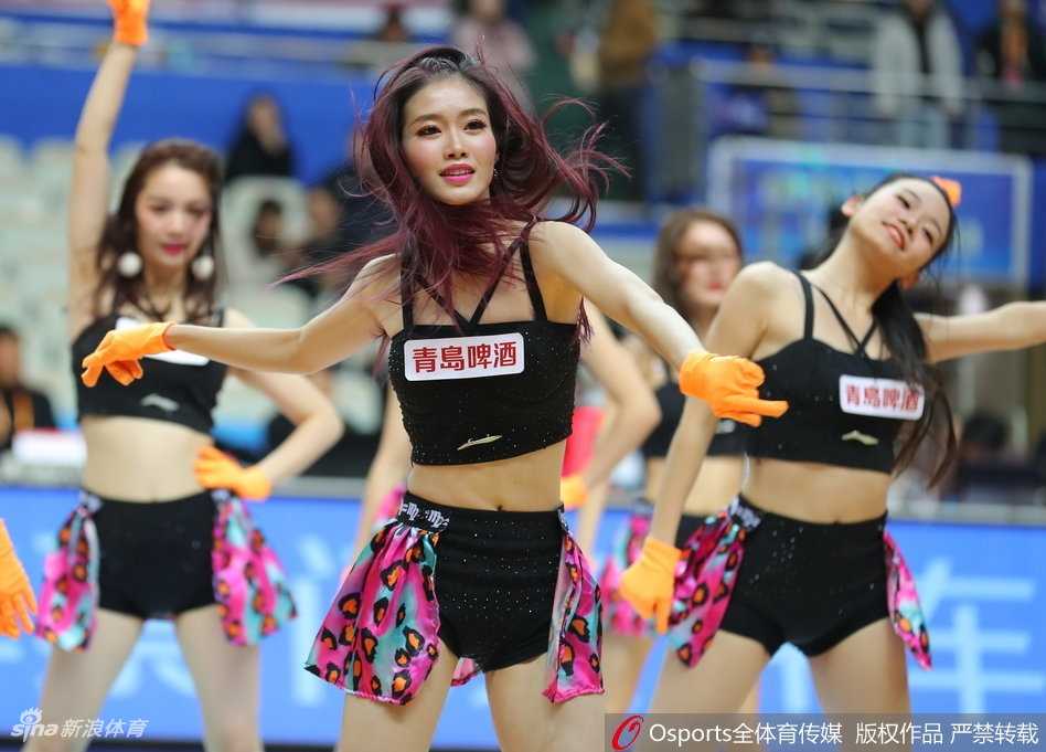 上海滩的甜美火力:大鲨鱼啦啦队主场热舞燃爆源深 赛后,几位啦啦队宝贝在场边合影留念,她们头戴可爱的发饰,凑在一起对着镜头做出俏皮的姿势。汗水还挂在脸颊上,但那份因胜利和付出而获得的喜悦,透过屏幕都能真切地感受到。