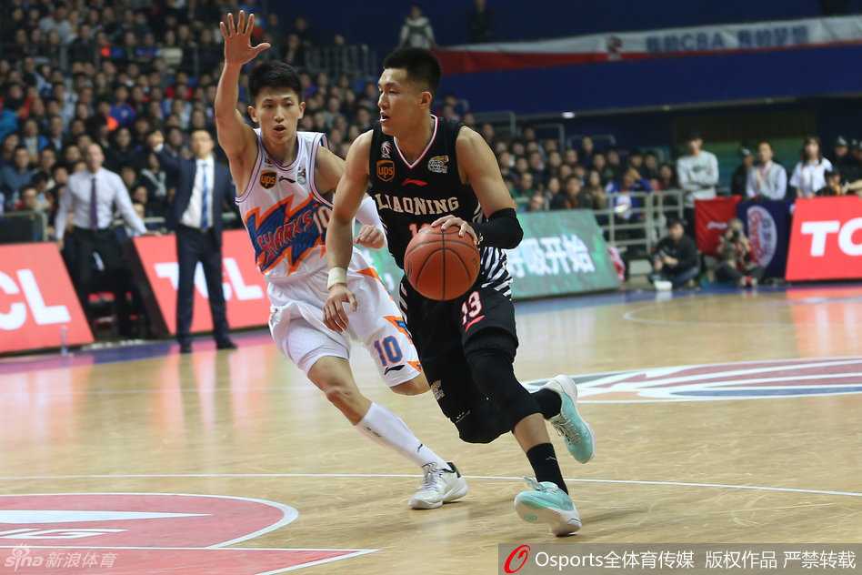 辽宁核心郭艾伦如猎豹般贴防上海队刘晓宇，眼神交汇间火光四溅，这是顶级控卫之间意志与技术的直接对话。