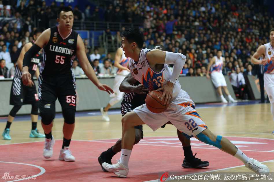 辽宁队中锋张兆旭高位跳投出手，篮球划过一道完美的弧线，这一球承载着反超比分的重任，显得格外关键。