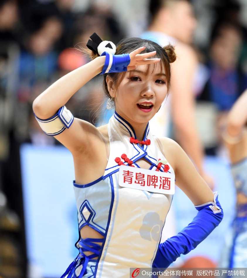 从侧面角度拍摄，一名篮球宝贝正在完成一个伸展动作，展现出优美的身体线条和青春的活力，仿佛在告诉世界，这里是挥洒汗水的赛场，也是释放激情的舞台。