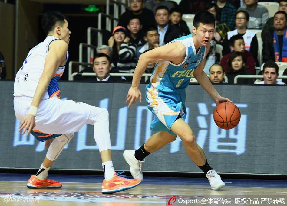 上海男篮主场激战胜福建,取关键三连胜 明纳拉斯迎着防守强起暴扣,双臂挂筐势大力沉,整个球馆都被这记重扣点燃,篮架似乎都在颤抖