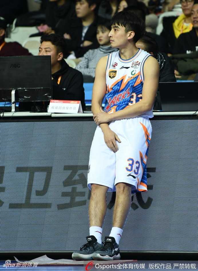 上海男篮主场激战胜福建,取关键三连胜 弗雷戴特在福建队三人包夹中强行出手,皮球划过一道完美弧线应声入网,寂寞大神眼神专注仿佛燃烧着火焰
