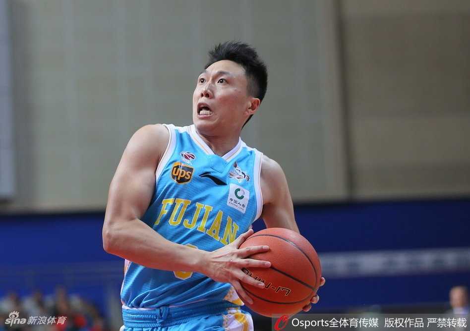 上海男篮主场激战胜福建,取关键三连胜 王哲林强硬背打张兆旭,转身小勾手命中,两人肌肉碰撞火星四溅,福建当家球星用行动证明内线统治力