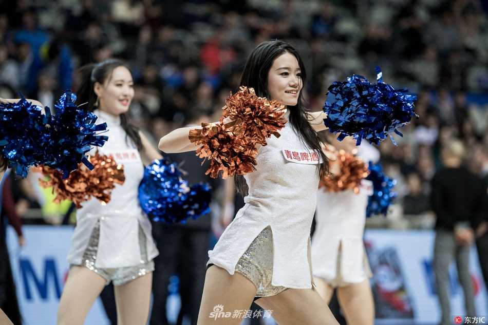 伴随着动感的音乐，啦啦队队员们尽情释放魅力，舞蹈动作既有力度又不失柔美，展现了力与美的结合