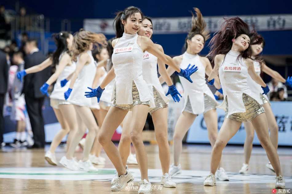 一位啦啦队队员在热舞中回眸一笑，眼眸中闪烁着灵动的光芒，妩媚的神态与青春的装扮形成独特魅力