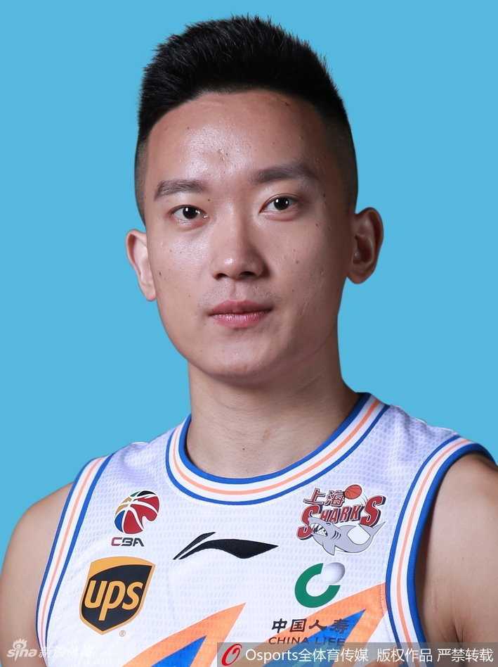 队长张兆旭目光如炬，内线支柱守护上海禁区