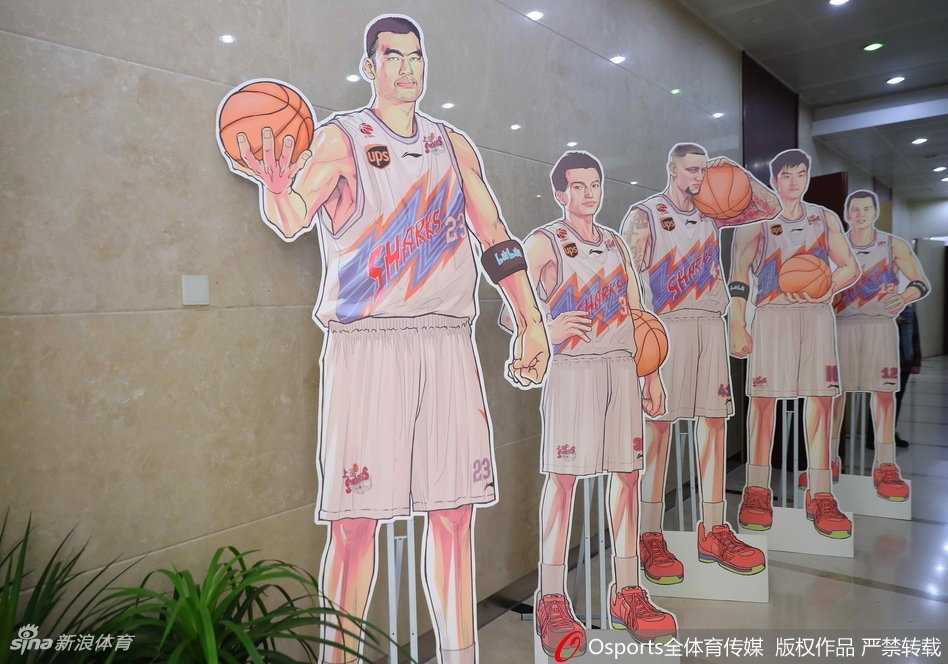 新援罗汉琛在吉祥物“小鲨鱼”和B站“小电视君”的围观下，从容不迫地挥毫泼墨，宣纸上“上海哔哩哔哩”六个大字行云流水，展现了运动员动静皆宜的别样才艺。