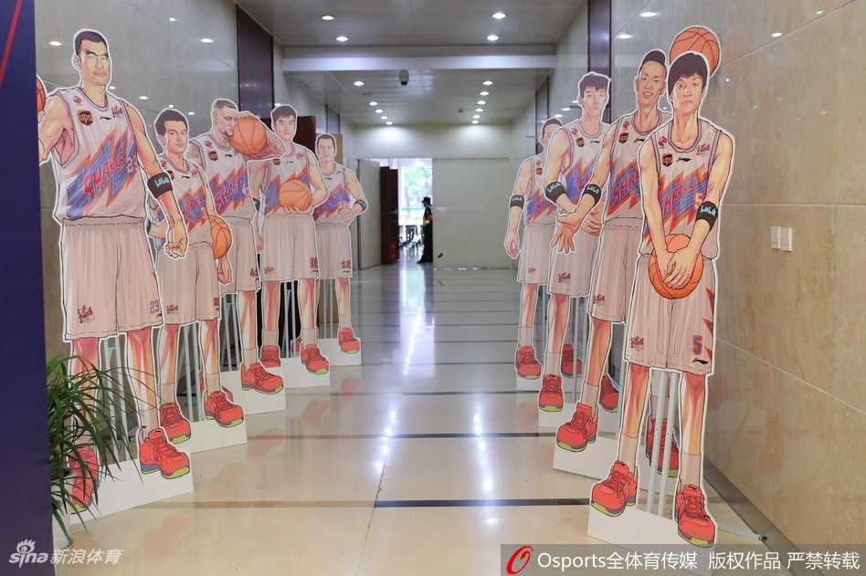 B站标志性的小电视君与球队吉祥物“大鲨鱼”在仪式现场亲密互动，两个憨态可掬的形象击掌相庆，象征着二次元文化与职业体育的完美拥抱。