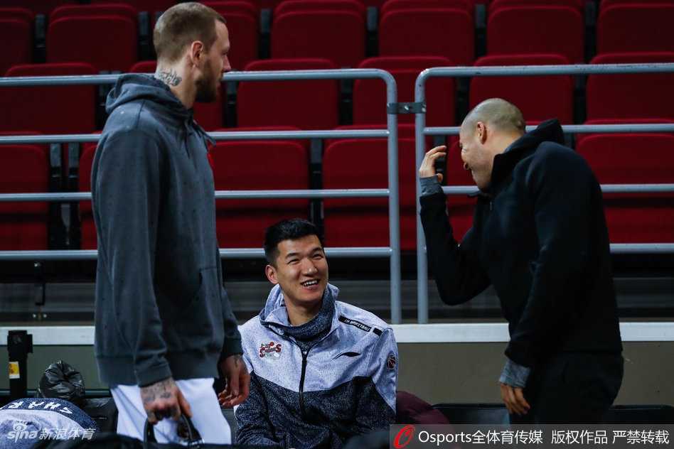 主教练刘鹏手拿战术板，正对着球员们比划着跑位路线，他的眼神中既有焦虑也有期待，这场生死战将是对他整个赛季执教工作的最终考核。