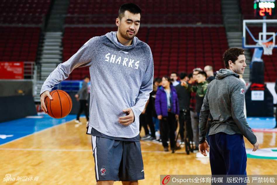 赛前热身时，上海球员们表情严肃地进行着拉伸练习，肌肉线条在灯光下清晰可见，他们的身体和精神都已调整至最佳战斗状态。