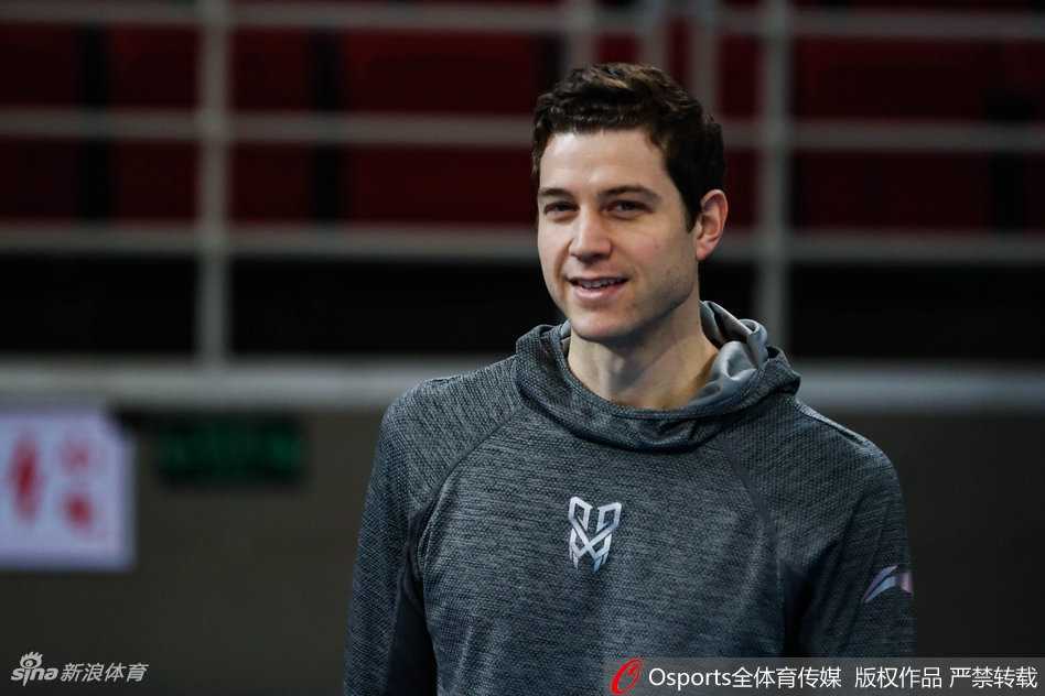 罗汉琛眼神坚定地运球穿越半场，他的突破分球将是撕开北京队防线的重要武器，年轻的后场需要在关键时刻展现出超越年龄的成熟。