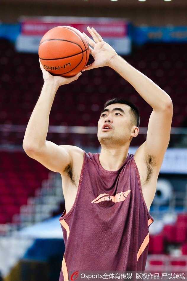 上海男篮蓄力新赛季 弗雷戴特率众志在突破 翟逸飞身封盖队友投篮,身体完全舒展,仿佛一张拉满的弓,将防守端的拼劲展现得淋漓尽致。