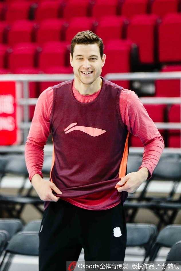 上海男篮蓄力新赛季 弗雷戴特率众志在突破 弗雷戴特在训练中轻松运球,脸上洋溢着标志性的自信微笑,仿佛在享受每一次与篮球的接触。