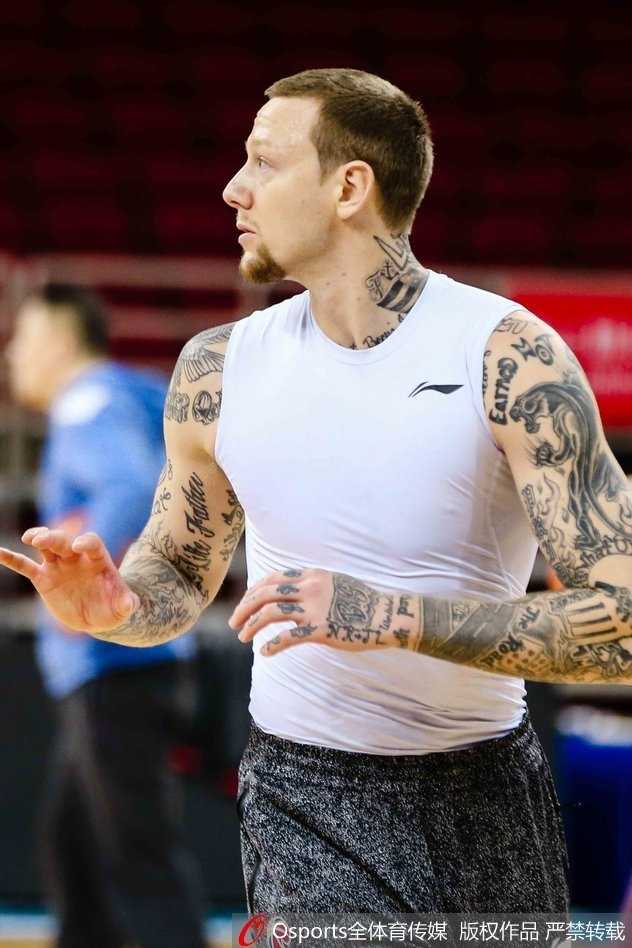 上海男篮蓄力新赛季 弗雷戴特率众志在突破 新援董瀚麟在内线卡位要球,眼神坚定,肌肉线条在训练灯光下显得格外分明,展现出不俗的竞技状态。