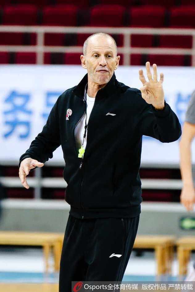 上海男篮蓄力新赛季 弗雷戴特率众志在突破 全队训练结束后围拢在一起,拳头碰在一起,齐声呐喊,团队气氛热烈而激昂。