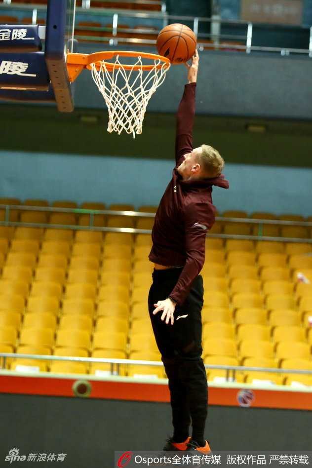 上海男篮迎来生死劫:齐鲁之战虽败,不屈斗志仍存季后赛希望 张兆旭在训练间隙弯腰喘气,汗水顺着脸颊滴落在地板上,眼神中透露出一股与强大对手肉搏后的坚毅与疲惫。