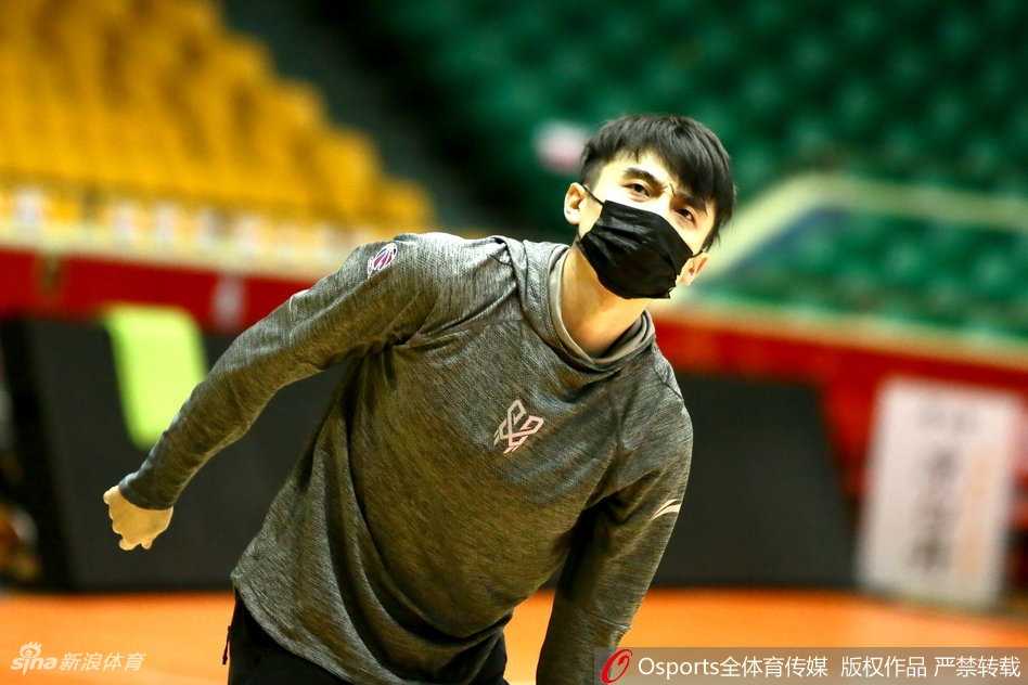 上海男篮迎来生死劫:齐鲁之战虽败,不屈斗志仍存季后赛希望 明纳拉斯在训练中迎着防守干拔跳投,皮球划出一道美妙的弧线空心入网,他身后的替补球员纷纷握拳为他出色的状态喝彩。