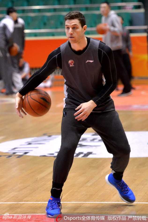 上海男篮迎来生死劫:齐鲁之战虽败,不屈斗志仍存季后赛希望 训练结束后,弗雷戴特加练投篮,场馆的灯光将他的影子拉得很长,孤独而执着的身影象征着上海男篮在季后赛边缘的最后一搏。
