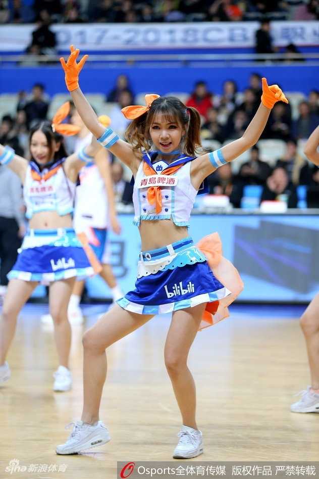 上海篮球宝贝化身二次元应援团,CBA赛场刮起青春旋风 镜头拉近,这位篮球宝贝眼神灵动,比出可爱的剪刀手,蓝白主题的应援服和长筒袜充满了青春校园气息,与传统拉拉队的成熟风格截然不同。