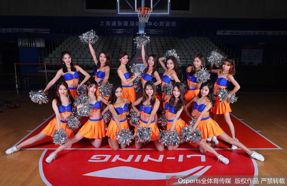 镜头特写一位篮球宝贝的动人瞬间，她五官精致，眼神明亮且充满笑意，在赛场灯光的照耀下显得格外青春靓丽。