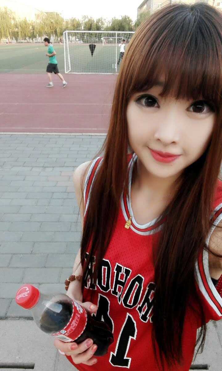 训练场下的齐小茄子素颜出镜，与队友们笑作一团，展现出私下里亲和可爱、青春洋溢的一面。