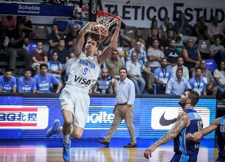 世预赛南美区经典战:阿根廷83-88乌拉圭,“钻石”斯科拉独木难支 阿根廷老将斯科拉在比赛中神情专注,他持球面对乌拉圭队员的贴身防守,肌肉线条紧绷,仿佛一尊不屈的战神雕像。