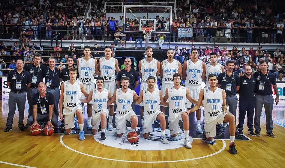 世预赛南美区经典战:阿根廷83-88乌拉圭,“钻石”斯科拉独木难支 赛后斯科拉神情落寞地走向球员通道,汗水浸透了球衣,背影写满了不甘,但他紧握的双拳预示着下一次交锋必将卷土重来。