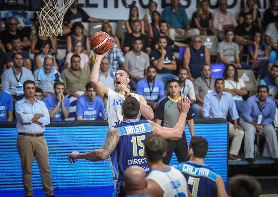 世预赛南美区经典战:阿根廷83-88乌拉圭,“钻石”斯科拉独木难支 斯科拉面对双人包夹强行起跳投篮,他高举高打的姿势略显扭曲,眼神却死死盯着篮筐,展现了不屈的斗志。