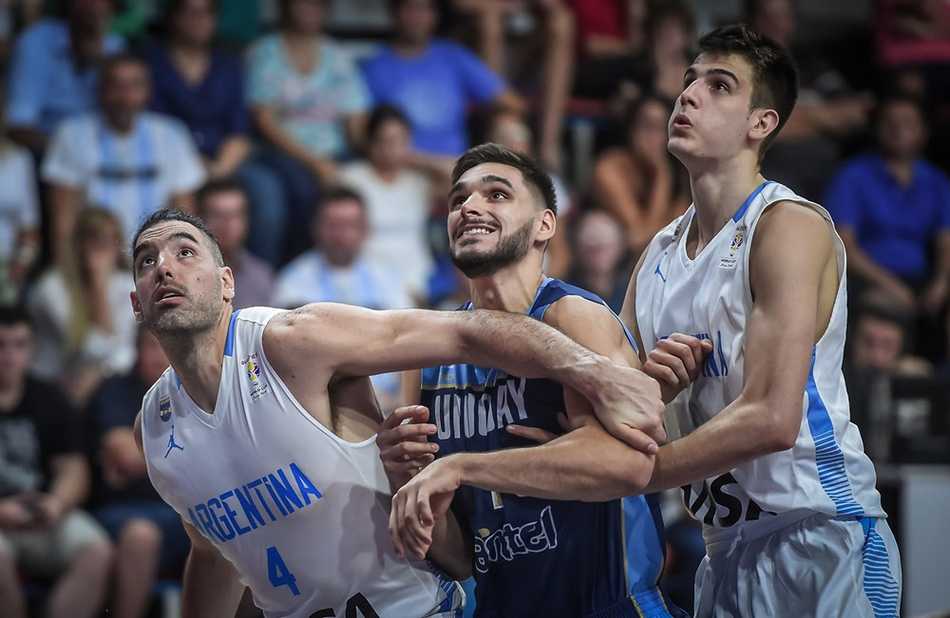 世预赛南美区经典战:阿根廷83-88乌拉圭,“钻石”斯科拉独木难支 斯科拉高高跃起与对方中锋拼抢篮板球,他标志性的长发在空中飘舞,手臂完全伸展,展现出了与年龄不符的惊人弹速。