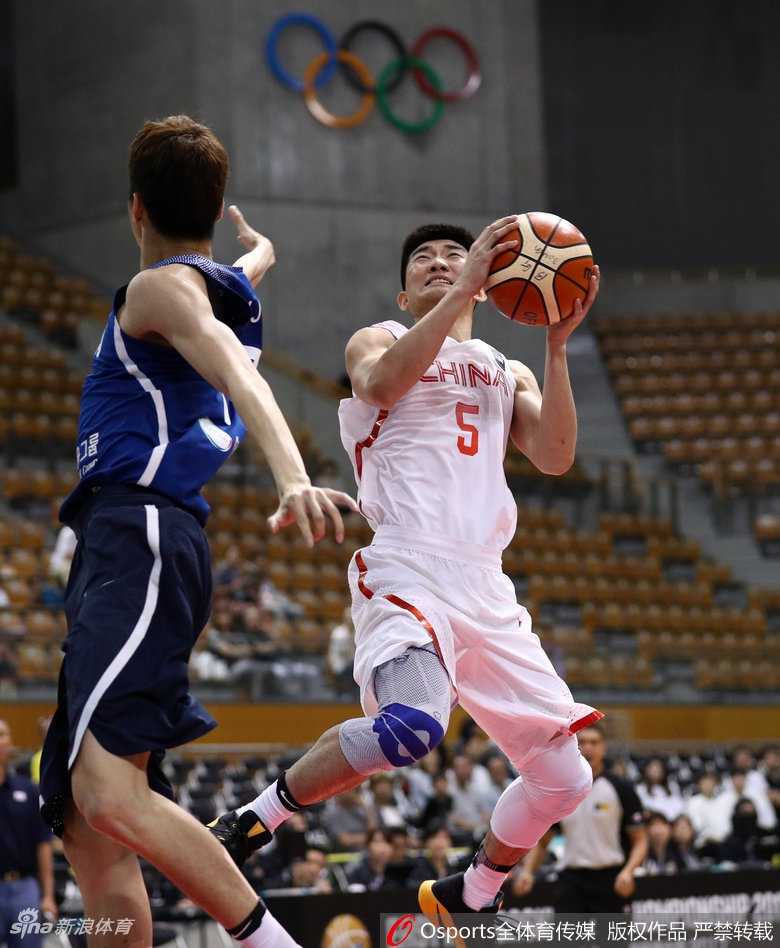 孙铭徽直面防守强行突破，如利刃般直插韩国队腹地进行篮下强攻。