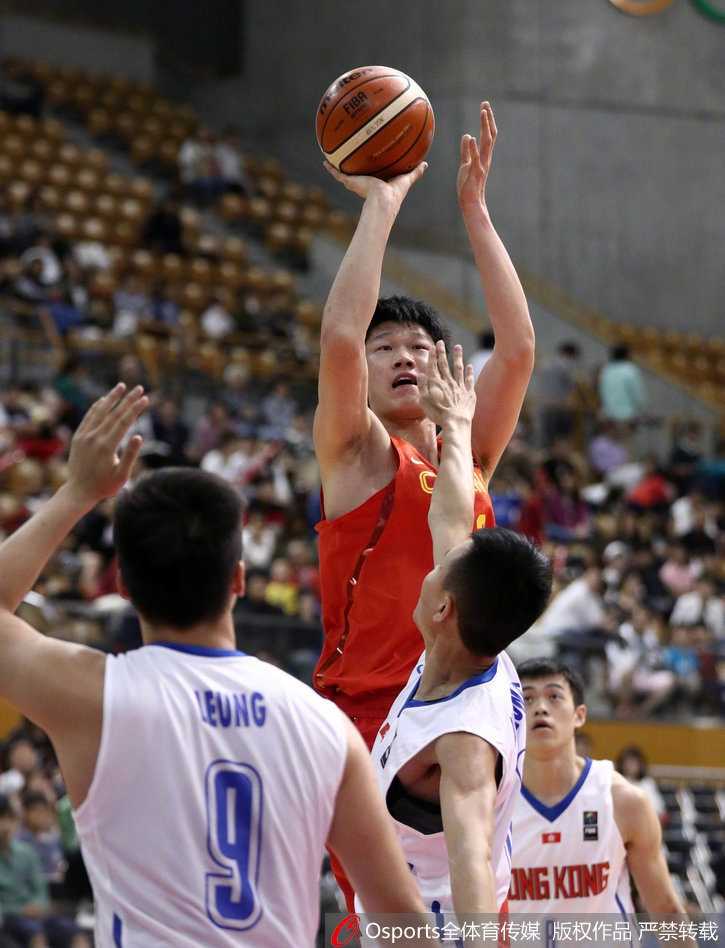 丘天遭遇对手双人包夹，在狭小的空间内他依然高举高打，奋力将球护住，展现出不畏对抗的强硬姿态。