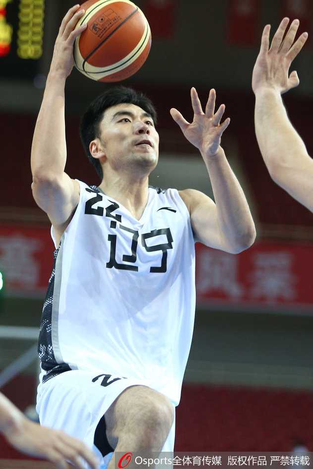 李晓旭在吉林内线长人丛中强硬起手，篮下打板命中展现国产魔兽风采