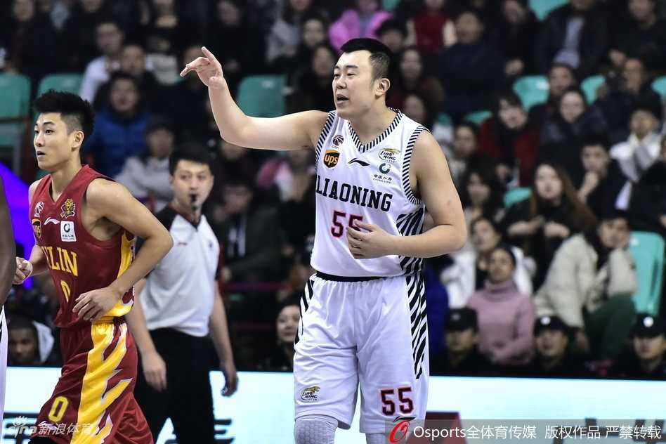 郭艾伦如闪电般突破吉林队防线，他脚下生风，眼神坚毅，在对手的围堵中杀出一条血路。