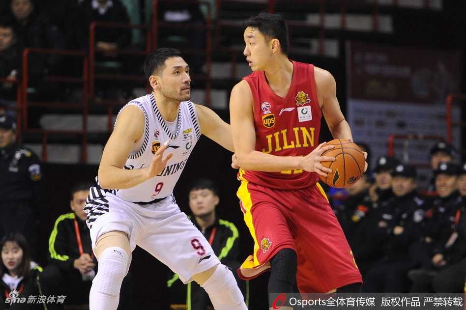 巴斯在与兰德里的直接对话中毫不畏惧，他用强壮的身体顶开防守，在对手的头顶完成一记势大力沉的暴扣。