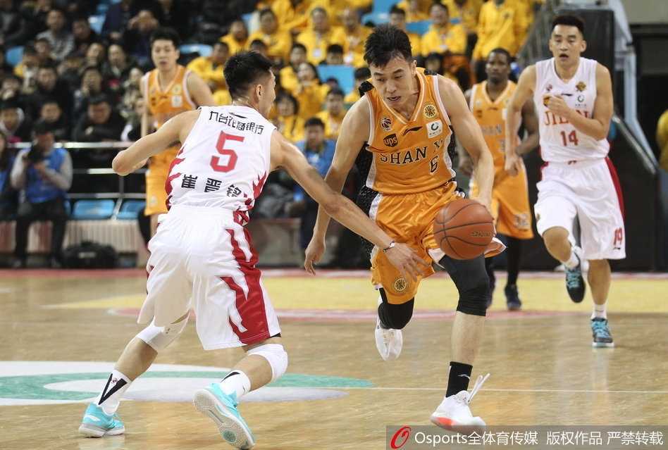 山西球员原帅在三分线外果断出手，皮球应声入网，他紧握拳头，神情激昂庆祝这记关键进球