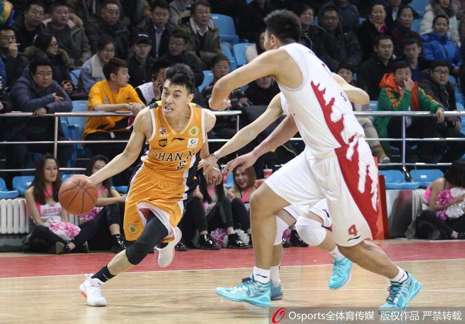 吉林队内线悍将兰德里在山西队防守队员的干扰下，强硬上篮，身体在空中完全舒展，展现出极强的核心力量