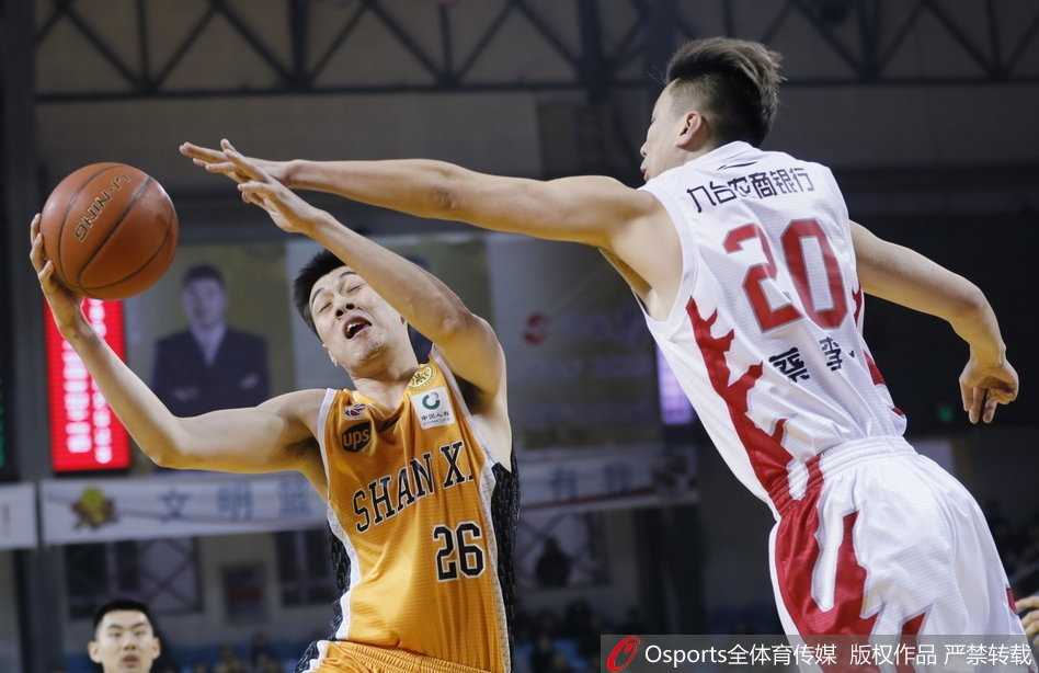 吉林队崔晋铭在山西队防守球员头上完成一次漂亮的抛射，篮球越过防守指尖，轻柔地飞向篮筐