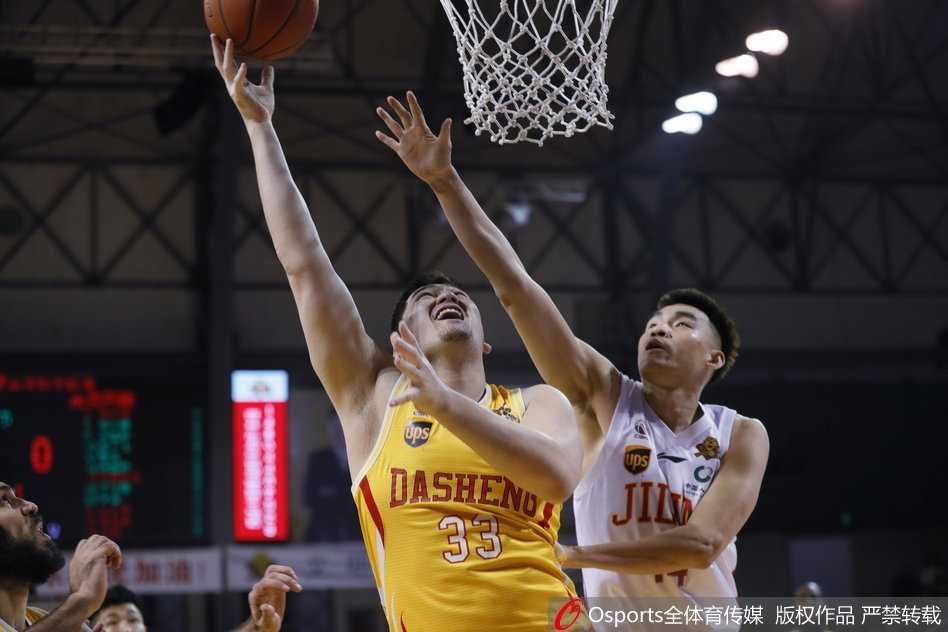 首节比赛陷入焦灼，吉林队与同曦队的内线球员在篮下展开激烈肌肉碰撞，为了篮板球优势奋力一搏。