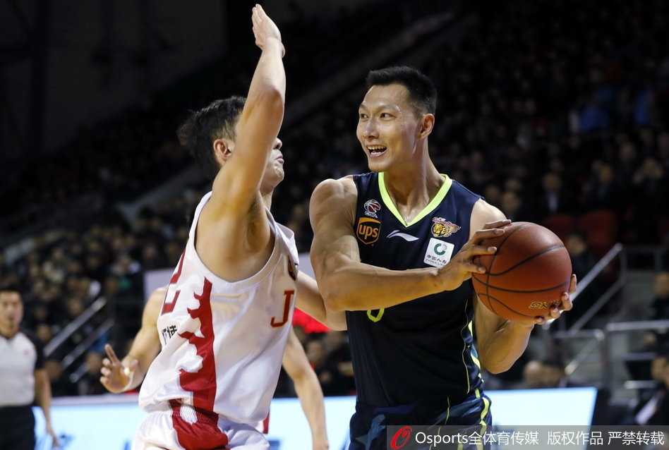 广东队队长周鹏面对防守悍将，冷静地干拔跳投三分，篮球划出一道美妙的弧线直坠网窝，彰显大心脏本色